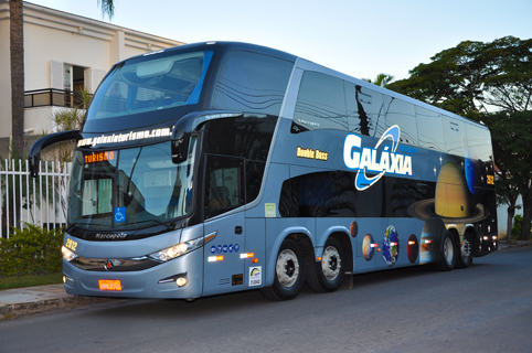 Ônibus Galáxia fabricado pela Marcopolo e adesivado pelo Grupo Arth.